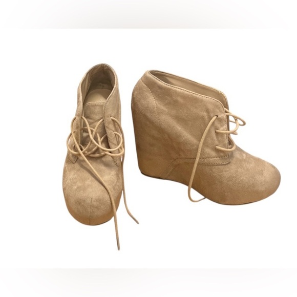 CHARLOTTE RUSSE retro lace-up boot - Picture 1 of 7
